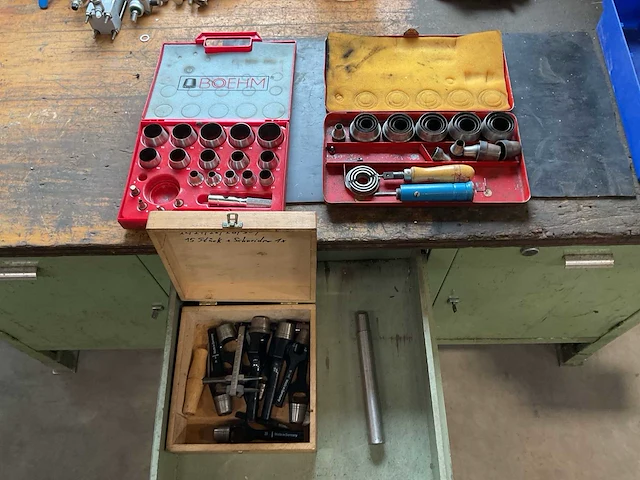 Werkbank met inhoud - afbeelding 2 van  14