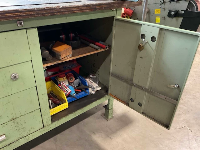 Werkbank met inhoud - afbeelding 5 van  14