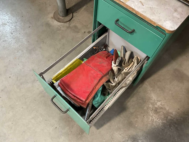 Werkbank met inhoud - afbeelding 5 van  17