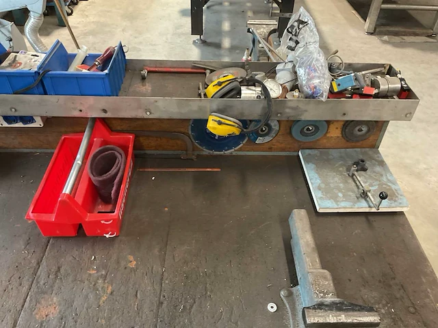 Werkbank met inhoud - afbeelding 13 van  17