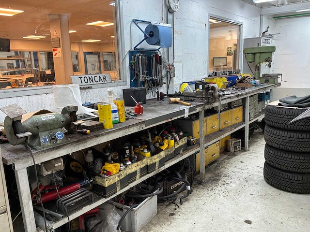 Werkbank met inhoud - afbeelding 1 van  6