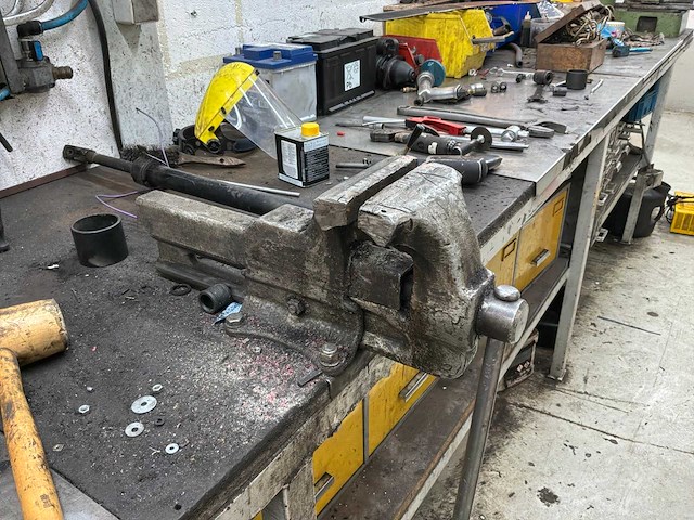 Werkbank met inhoud - afbeelding 3 van  6
