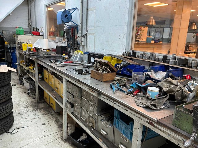 Werkbank met inhoud - afbeelding 4 van  6