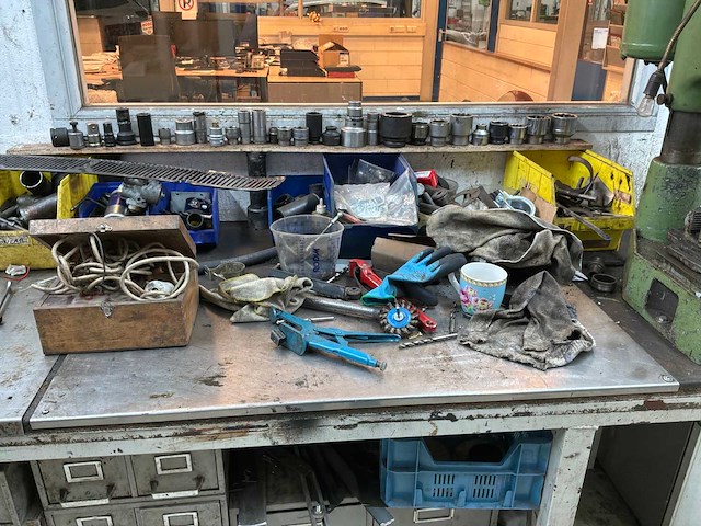 Werkbank met inhoud - afbeelding 5 van  6