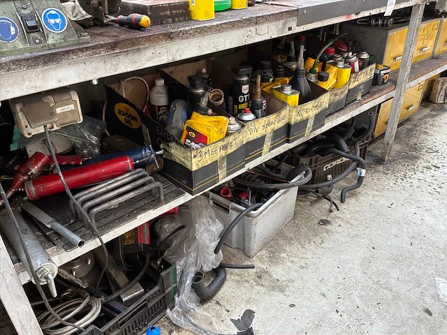 Werkbank met inhoud - afbeelding 6 van  6