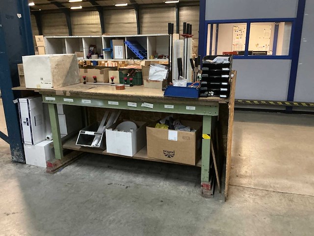 Werkbank met inpakmateriaal - afbeelding 1 van  8