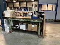 Werkbank met inpakmateriaal - afbeelding 1 van  8
