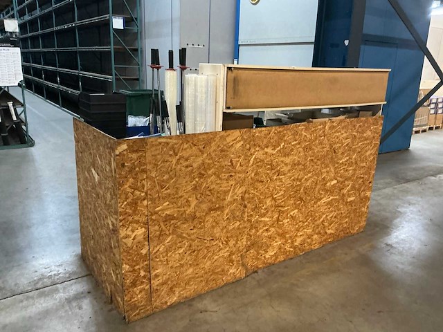 Werkbank met inpakmateriaal - afbeelding 3 van  8