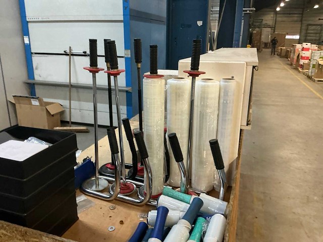 Werkbank met inpakmateriaal - afbeelding 4 van  8