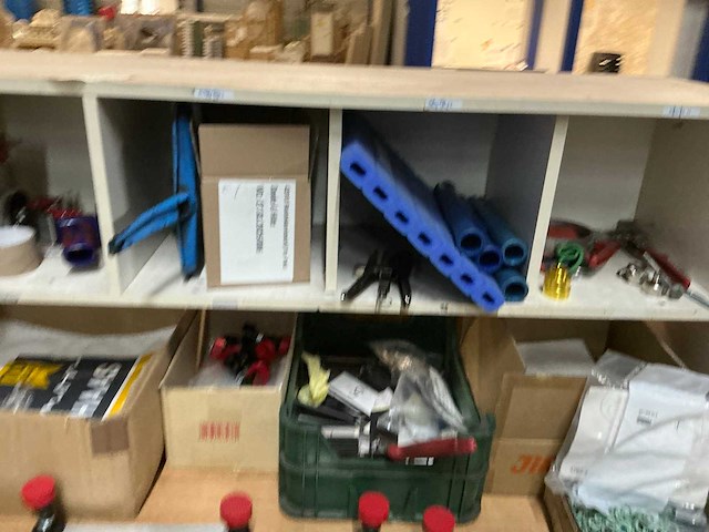 Werkbank met inpakmateriaal - afbeelding 7 van  8