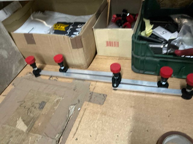 Werkbank met inpakmateriaal - afbeelding 8 van  8