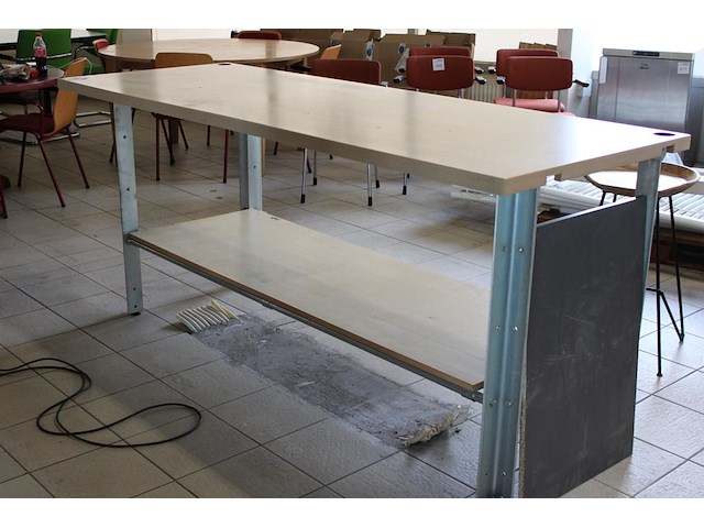 Werkbank met onderplateau. afmeting 220 x 80 x 94 cm. - afbeelding 1 van  2