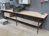 Werkbank met onderplateau. afmeting 301 x 60 x 88 cm. let op: exclusief producten op en in de bank / schappen. - afbeelding 1 van  2