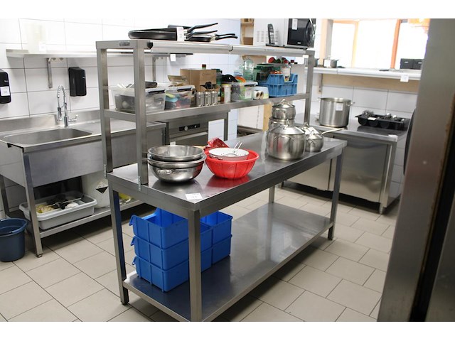 Werkbank met onderplateau voorzien van opbouwschappen. afm. 180 x 70 x werkhoogte 89 en totale hoogte 189 cm. - afbeelding 1 van  3