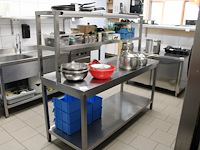 Werkbank met onderplateau voorzien van opbouwschappen. afm. 180 x 70 x werkhoogte 89 en totale hoogte 189 cm. - afbeelding 1 van  3