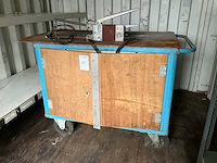 Werkbank met puntlasapparaat - afbeelding 1 van  7