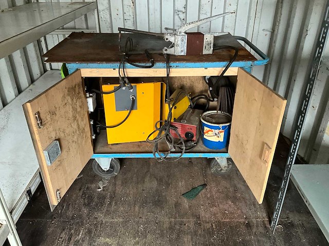 Werkbank met puntlasapparaat - afbeelding 2 van  7
