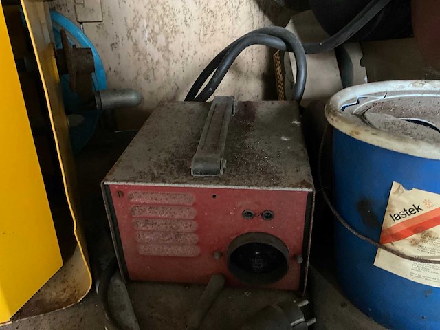 Werkbank met puntlasapparaat - afbeelding 5 van  7