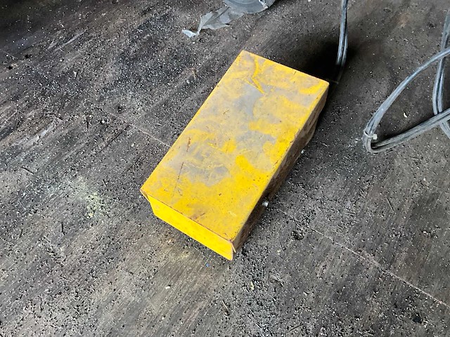 Werkbank met puntlasapparaat - afbeelding 6 van  7