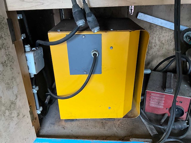 Werkbank met puntlasapparaat - afbeelding 7 van  7