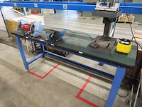 Werkbank met slijpmachine en bankschroef - afbeelding 1 van  3