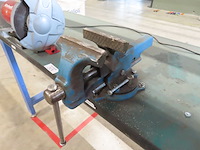 Werkbank met slijpmachine en bankschroef - afbeelding 2 van  3