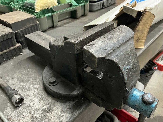 Werkbank met stalen blad en bankschroef - afbeelding 2 van  6