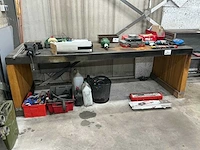 Werkbank met stalen blad en bankschroef