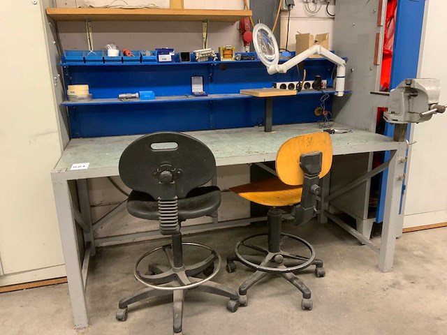 Werkbank met werkstoelen - afbeelding 4 van  11