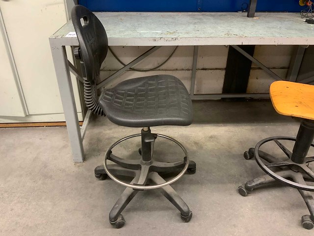 Werkbank met werkstoelen - afbeelding 7 van  11