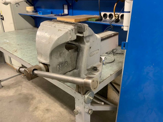 Werkbank met werkstoelen - afbeelding 10 van  11