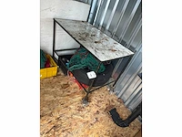 Werkbank met zwenkwiel