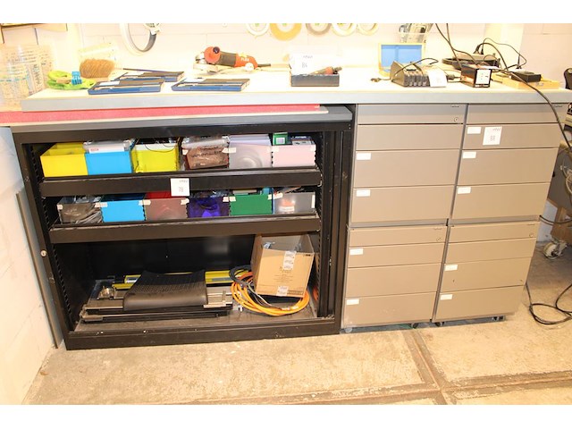 Werkbank opgebouwd uit een magazijnkast met roldeur en vier ladekasten. afmeting 202 x 80 x 112 cm. excl. i... - afbeelding 1 van  2