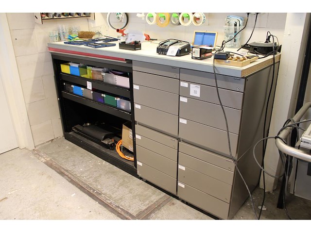 Werkbank opgebouwd uit een magazijnkast met roldeur en vier ladekasten. afmeting 202 x 80 x 112 cm. excl. i... - afbeelding 2 van  2
