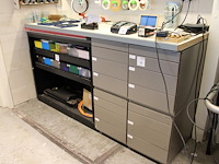 Werkbank opgebouwd uit een magazijnkast met roldeur en vier ladekasten. afmeting 202 x 80 x 112 cm. excl. i... - afbeelding 2 van  2