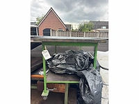 Werkbank voorzien van zwenkwiel