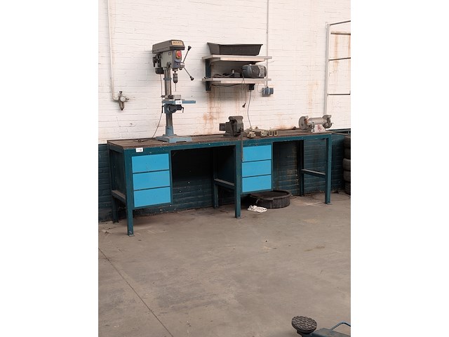 Werkbank v.v. bankschroef en slijper - afbeelding 1 van  8