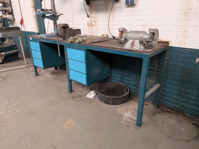 Werkbank v.v. bankschroef en slijper - afbeelding 3 van  8