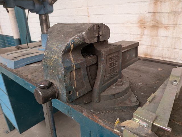 Werkbank v.v. bankschroef en slijper - afbeelding 5 van  8