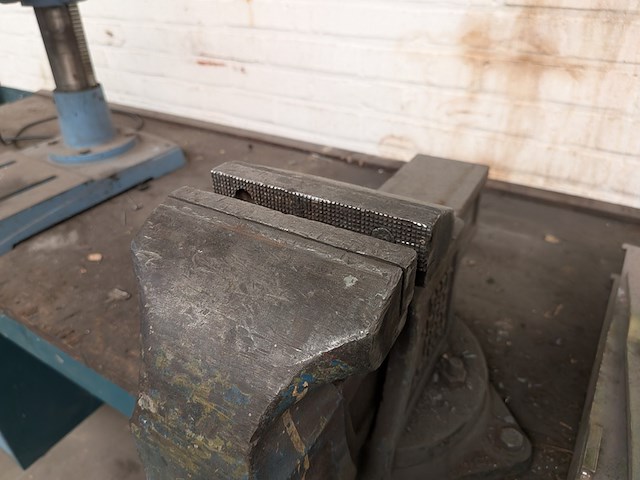 Werkbank v.v. bankschroef en slijper - afbeelding 7 van  8