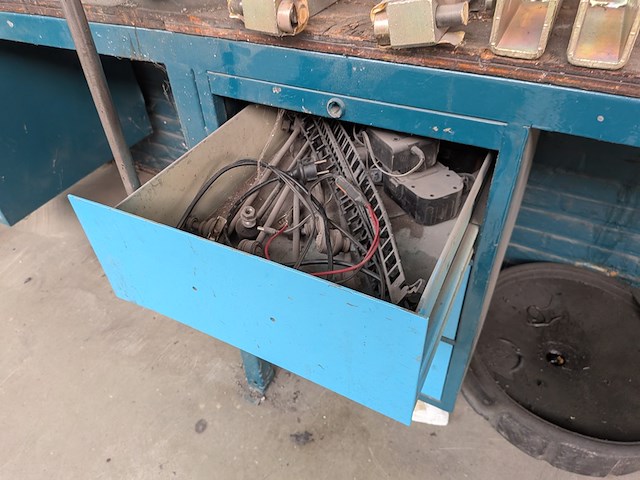 Werkbank v.v. bankschroef en slijper - afbeelding 8 van  8