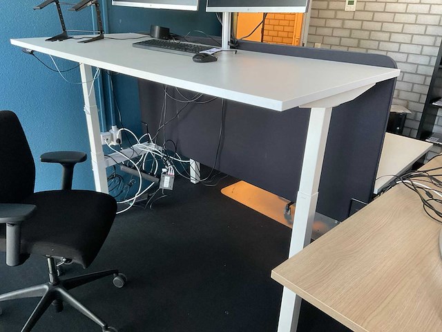 Werkeiland met monitoren en dockingstations - afbeelding 2 van  27