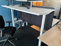 Werkeiland met monitoren en dockingstations - afbeelding 2 van  27