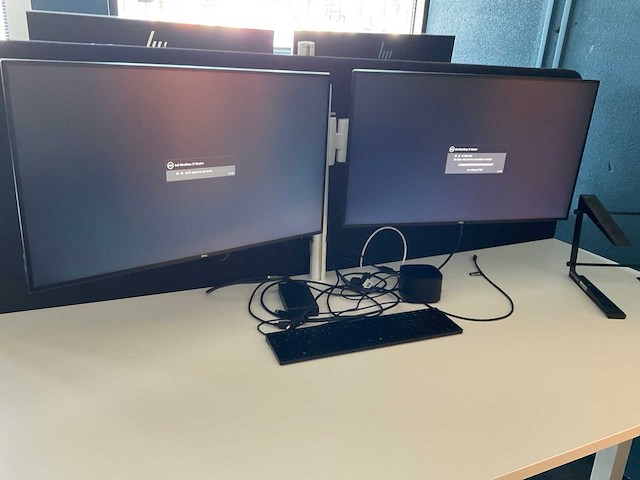 Werkeiland met monitoren en dockingstations - afbeelding 5 van  27