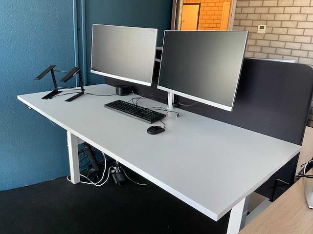 Werkeiland met monitoren en dockingstations - afbeelding 8 van  27