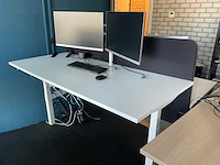 Werkeiland met monitoren en dockingstations - afbeelding 1 van  27