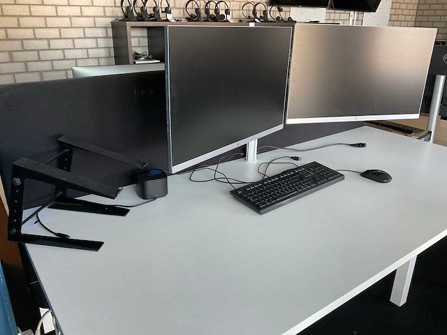 Werkeiland met monitoren en dockingstations - afbeelding 14 van  27