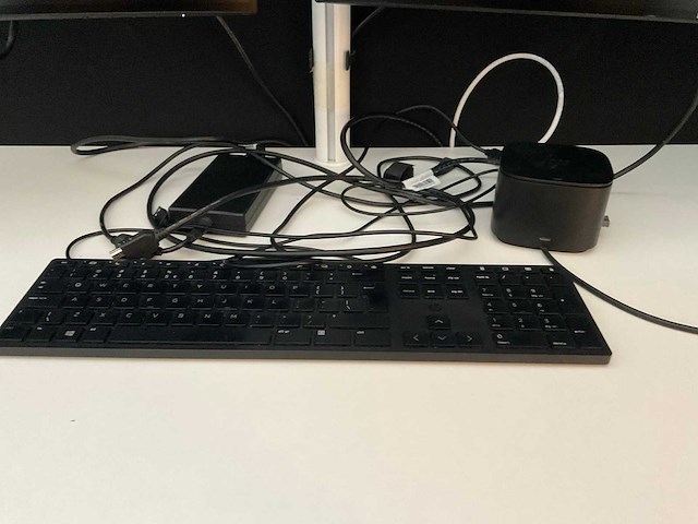 Werkeiland met monitoren en dockingstations - afbeelding 16 van  27