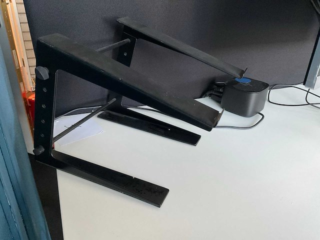 Werkeiland met monitoren en dockingstations - afbeelding 20 van  27
