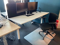 Werkeiland met monitoren en dockingstations - afbeelding 12 van  27